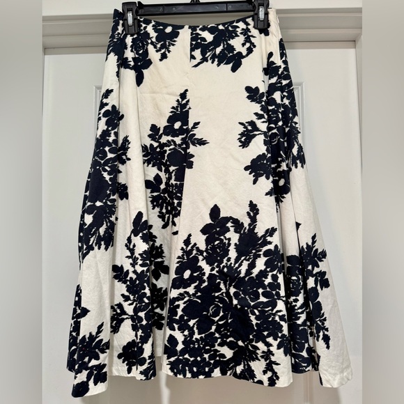 GAP Dresses & Skirts - GAP Classic Cotton White & Navy Floral Midi Skirt Size 0